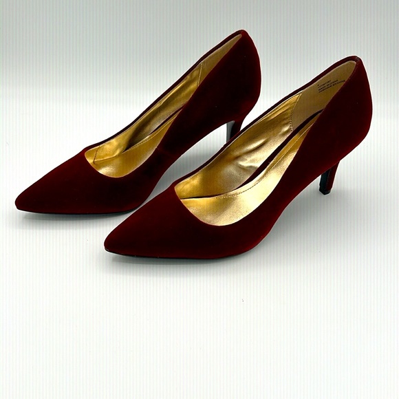 ✨🎄✨ K&M Bordeaux Red Velvet Heels Size 8B NWT - Picture 5 of 11